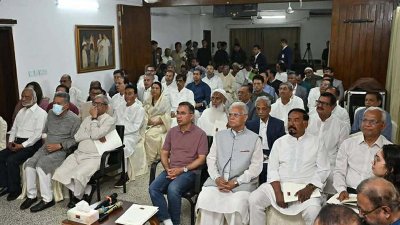  এমপিদের সারিতে বসেছেন প্রধানমন্ত্রী তারেক রহমান