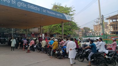 তেল কিনতে পাম্পে আধা কিলোমিটার দীর্ঘ লাইন