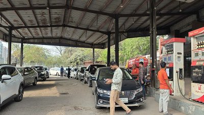 পাম্পে গাড়ির দীর্ঘ সারি (ছবি: নাসিরুল ইসলাম)