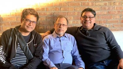 দীপেশ চক্রবর্তীর সঙ্গে কবি শামীম রেজা ও কবি টি এম কায়সার 