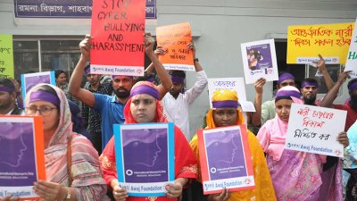 প্ল্যাকার্ড হাতে নারীরা (ছবি: নাসিরুল ইসলাম)