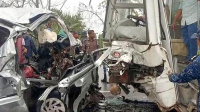 দুর্ঘটনায় মাইক্রোবাস দুমড়েমুচড়ে গেছে