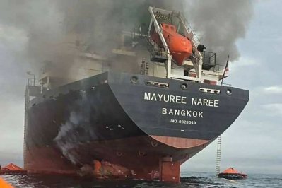 হামলায় বিধ্বস্ত একটি তেলবাহী ট্যাঙ্কার