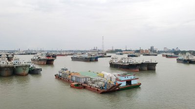 চট্টগ্রামে ডিজেল সরবরাহ কমানোর প্রভাব পড়েছে আমদানি পণ্য পরিবহনে নিয়োজিত লাইটার জাহাজ চলাচলে
