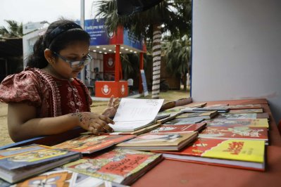 পছন্দের বই যাচাই করে দেখছে এক শিশু ক্রেতা, ছবি: নাসিরুল ইসলাম
