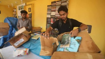বইমেলায় জলাবদ্ধতা, স্টলের সামনে পানি জমে ভোগান্তি
