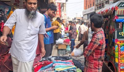 দামে সাশ্রয়ী এবং নিম্ন ও মধ্যবিত্তের নাগালের মধ্যে থাকায় অনেকেই ফুটপাতে কেনাকাটায় আগ্রহী হয়ে উঠেছেন