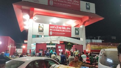 সাতক্ষীরায় জ্বালানির সংকট কতটা প্রকট, তা বোঝা যায় পাম্পের সামনে মানুষের দীর্ঘ অপেক্ষার দৃশ্য দেখে