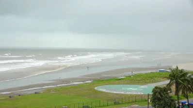 কয়েক কিলোমিটার সৈকতে মানুষের বিচরণ নেই বললেই চলে