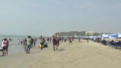 কয়েক কিলোমিটার সৈকতে পর্যটকদের বিচরণ