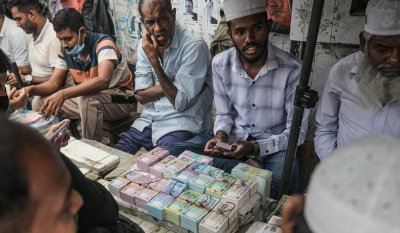 গুলিস্তানে বাড়তি দামে নতুন নোট কেনার হিড়িক