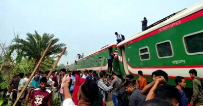 সান্তাহার জংশনের অদূরে বাগবাড়ি এলাকায় নীলসাগর এক্সপ্রেসের বগিগুলো লাইনচ্যুত হয়