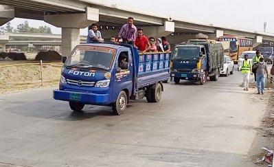 টাঙ্গাইল মহাসড়ক দিয়ে বাসে বাড়তি ভাড়া গুনতে হচ্ছে অনেকের