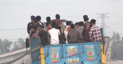 বাড়তি ভাড়া দিতে না পেরে কম ভাড়ায় মালবাহী ট্রাকে বাড়ি ফিরেছেন অনেকে