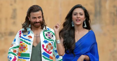 &lsquo;পরী&rsquo; গানে শাকিব খান ও জ্যোতির্ময়ী কুণ্ডু (ছবি: ক্রিয়েটিভ ল্যান্ড ফিল্মস)