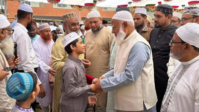 নামাজ শেষে ঈদের শুভেচ্ছা বিনিময় করেন ডা. শফিকুর রহমান