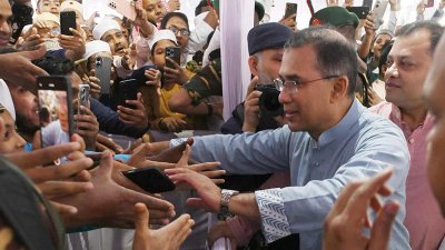 নামাজ শেষে প্রধানমন্ত্রী তারেক রহমানের শুভেচ্ছা বিনিময় (ছবি: নাসিরুল ইসলাম)