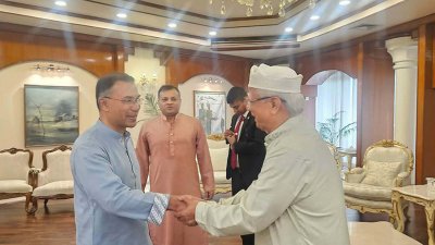 ড. মুহাম্মদ ইউনূসের সঙ্গে শুভেচ্ছা বিনিময় করেন তারেক রহমান
