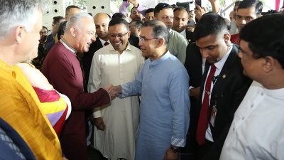 রাজনীতিবিদ, কূটনীতিক ও সিনিয়র সাংবাদিকসহ বিভিন্ন শ্রেণি-পেশার মানুষের মিলনমেলা ঘটে