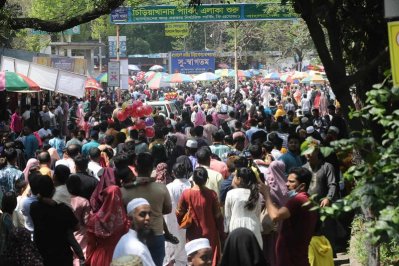 জাতীয় চিড়িয়াখানায় মানুষের ঢল