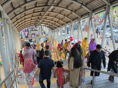 মেট্রোরেলে যাত্রীর চাপ