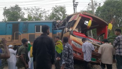 কুমিল্লার পদুয়ার বাজার এলাকায় রেলক্রসিংয়ে বাসের সঙ্গে ট্রেনের সংঘর্ষে নিহত ১২ জন