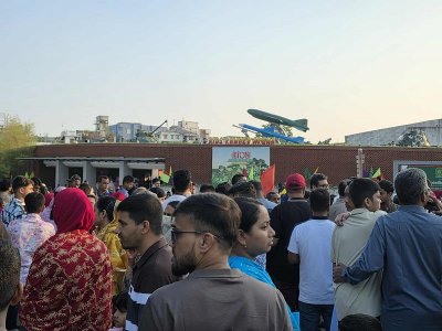 বিমান বাহিনী যাদুঘরে দর্শনার্থীরা