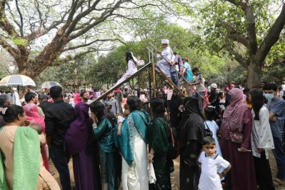 জাতীয় চিড়িয়াখানায় দর্শনার্থীরা