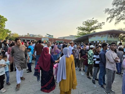 পরিবার-পরিজন ও বন্ধুদের সঙ্গে সময় কাটাতে সকাল থেকেই ঘর থেকে বের হন অনেকে