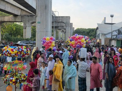বেলা বাড়ার সঙ্গে বিনোদনকেন্দ্রে দর্শনার্থীর সংখ্যা বাড়তে থাকে