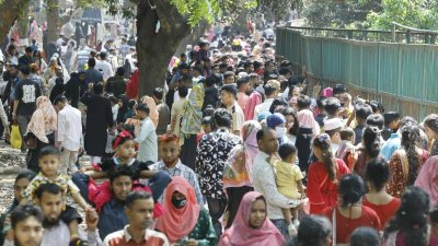 জাতীয় চিড়িয়াখানায় দর্শনার্থীদের ভিড় (ছবি: নাসিরুল ইসলাম)