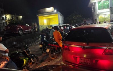 ফিলিং স্টেশনগুলোতে জ্বালানি তেলের সরবরাহ না থাকায় ঈদের পরদিন থেকে ভোগান্তিতে পড়েছেন যানবাহন চালকরা