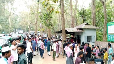 লাউয়াছড়া জাতীয় উদ্যানের টিকেট কাউন্টারের সামনে দর্মনার্থীদের ভিড়