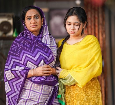 &lsquo;ফ্যামিলি ম্যান&rsquo;-এর দৃশ্যে মনিরা আক্তার মিঠু ও ইশরাত অতিথি (ছবি: সিনেমাওয়ালা)