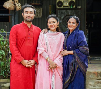 &lsquo;ফ্যামিলি ম্যান&rsquo;-এর দৃশ্যে ফারহান আহমেদ জোভান, তানজিম সাইয়ারা তটিনী ও মনিরা আক্তার মিঠু (ছবি: সিনেমাওয়ালা)