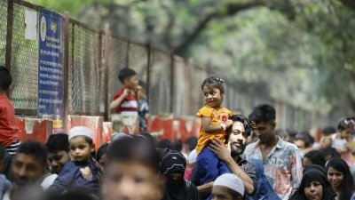 জাতীয় চিড়িয়াখানায় দর্শনার্থীদের ভিড় (ছবি: নাসিরুল ইসলাম) 