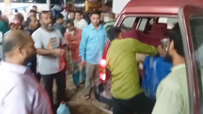 ইউএনওর সরকারি গাড়িতে পেট্রলভর্তি ড্রাম তুলে দেওয়া হচ্ছে