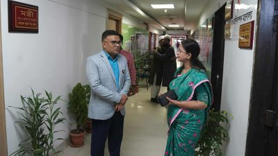 সচিবালয়ে প্রথম কর্মদিবসে একে অপরের সঙ্গে বীদের শুভেচ্ছা বিনিময় করেন কর্মকর্তারা-কর্মচারিরা