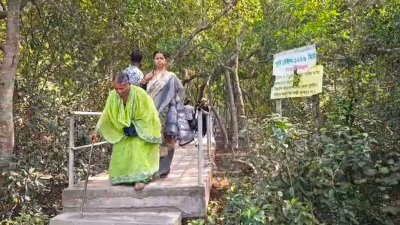 বেড়াতে আসছেন সব বয়সী মানুষ