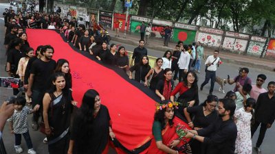 কালরাত্রি উপলক্ষে প্রাচ্যনাটের লালযাত্রা (ছবি: নাসিরুল ইসলাম)