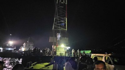 দৌলতদিয়া ২ নম্বর ফেরিঘাটে থাকা উদ্ধারকারী জাহাজ হামজা সন্ধ্যা সোয়া ৭টা পর্যন্ত উদ্ধারকাজ শুরু করেনি