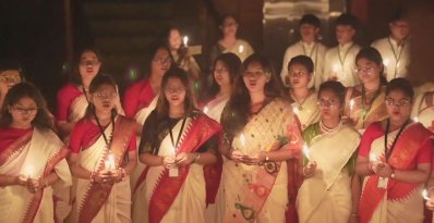 ছায়ানট সংস্কৃতি-ভবনে শিল্পীদের সমবেত পরিবেশনা