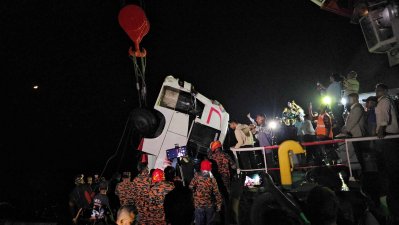 বাসটির সামনের অংশ উদ্ধার করা হলে একের পর এক লাশ বের করতে দেখা যায় ফায়ার সার্ভিসের ডুবুরি দলকে