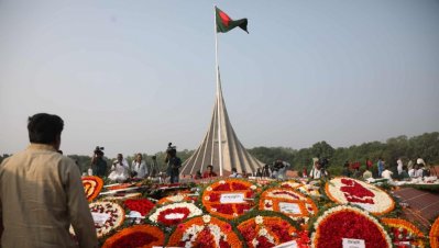 শ্রদ্ধার ফুলে বীর শহীদদের স্মরণ