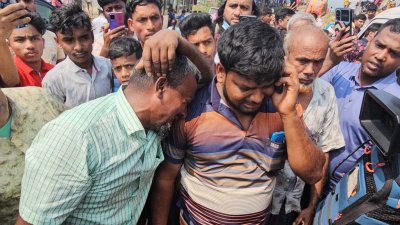 মৃত ব্যক্তিদের স্বজরা আহাজারি করছেন দৌলতদিয়া ঘাটে 