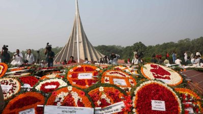 শ্রদ্ধার ফুলে ঢেকে গেছে স্মৃতিসৌধ