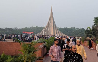 রাষ্ট্র ও সরকার প্রধানসহ রাষ্ট্রের গুরুত্বপূর্ণ ব্যক্তিদের শ্রদ্ধা জানানোর পর স্মৃতিসৌধ সাধারণ মানুষের শ্রদ্ধা জানানোর জন্য উন্মুক্ত করে দেওয়া হয়