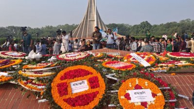 স্মৃতিসৌধের বেদিতে পুষ্পস্তবক অর্পণ করে মহান মুক্তিযুদ্ধের বীর শহীদদের প্রতি গভীর শ্রদ্ধা নিবেদন