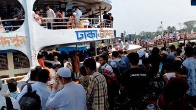 সকাল থেকেই চাঁদপুর লঞ্চঘাটে যাত্রীদের চাপ বাড়তে থাকে