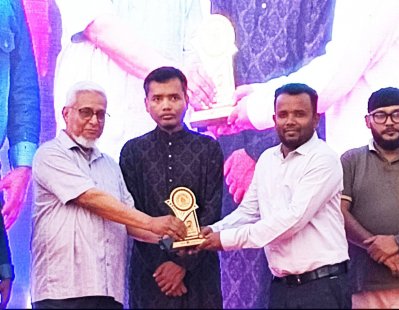 পুরস্কার নিচ্ছেন &lsquo;ছায়াবৃক্ষ&rsquo; নির্মাতা বন্ধন বিশ্বাস